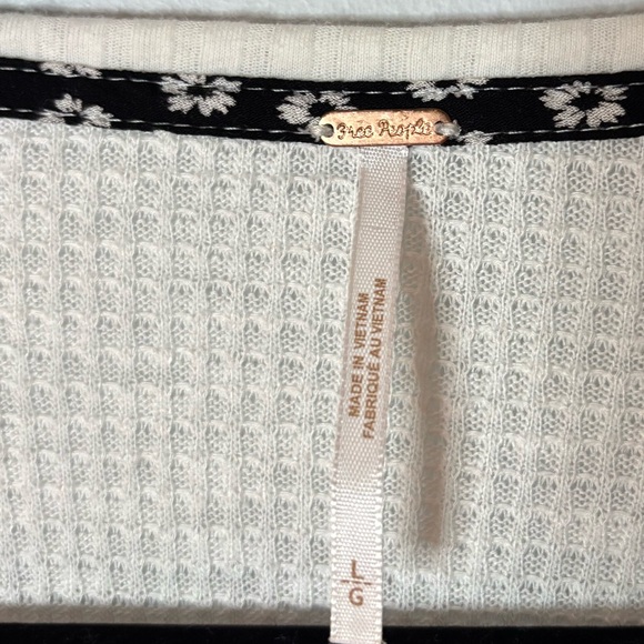 Elegant Black and White Women's Top - Picture 3 of 8